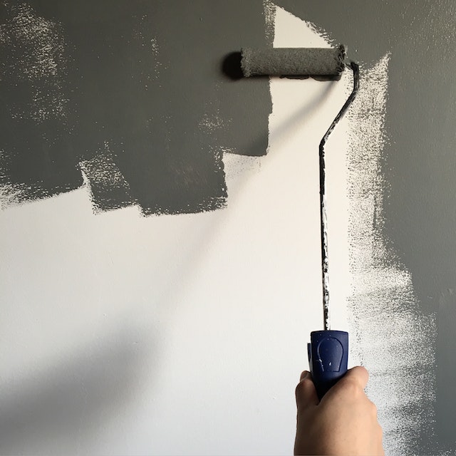painting the wall in grey